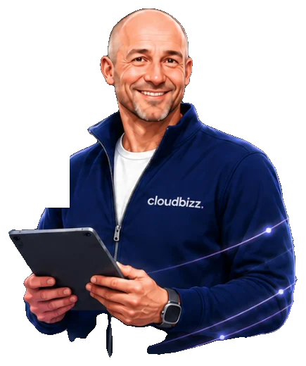 Expert Cloudbizz souriant tenant une tablette, entouré d’orbites lumineuses